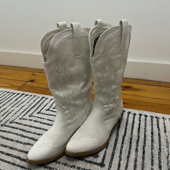 Women’s White Cowboy Boots - Picture 3 of 5